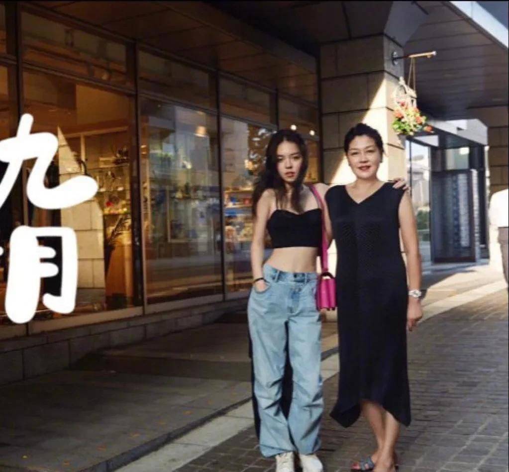 被李咏老婆哈文惊艳到了!