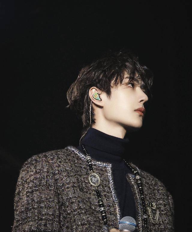 仰拍王一博,怼脸拍肖战,俯拍邓伦,有人靠腿,有人靠颜值_角度_镜头