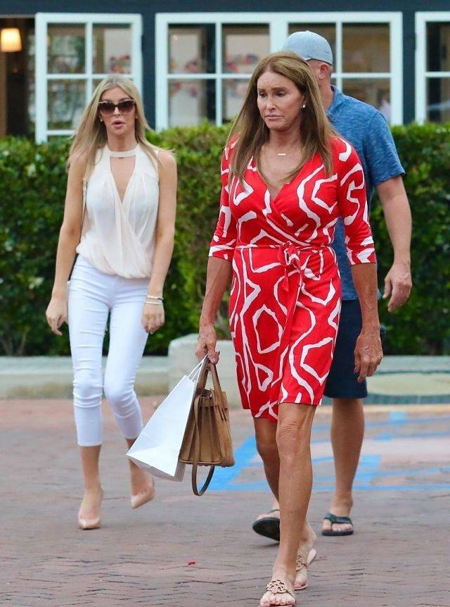 卡戴珊71岁变身老爸亮相,表情狰狞脸僵硬,和24岁女友同框像母女_凯特