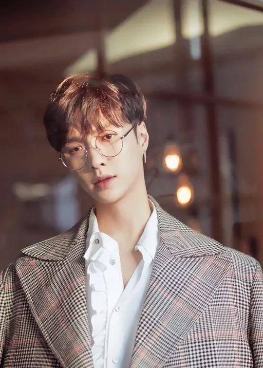 有一种变换气质的捷径,叫做戴一副眼镜……_鹿晗_造型_感觉