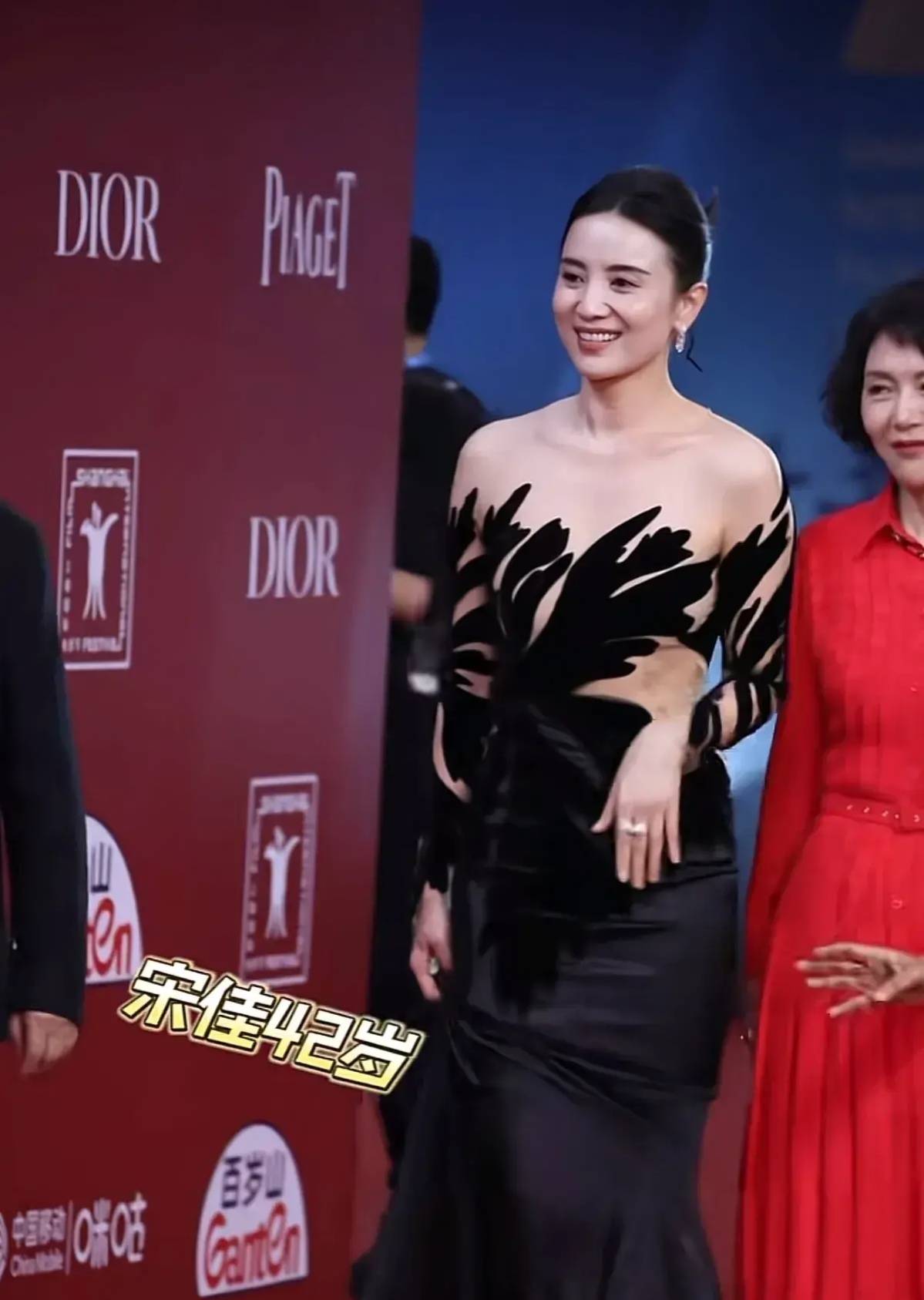 小宋佳的好气质,好像穿衣从未失误过,一袭黑色镂空鱼尾裙,又一次美出