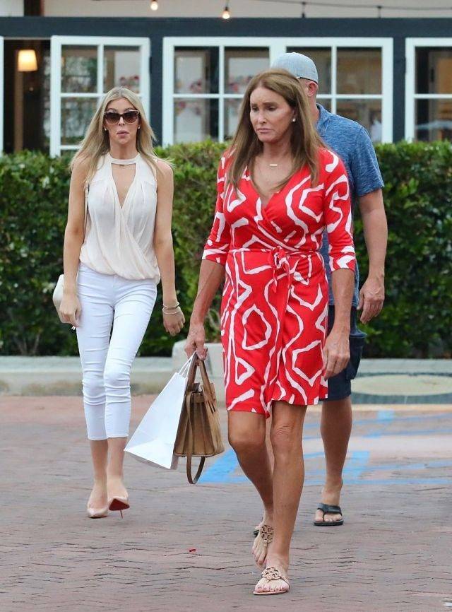 卡戴珊71岁变身老爸亮相,表情狰狞脸僵硬,和24岁女友同框像母女_凯特