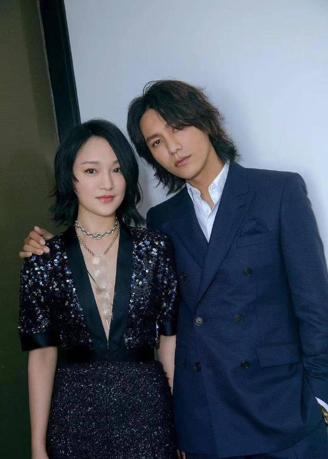周迅与陈坤同框登场,一位47岁帅气如少年,一位抹身材白裙仙女一般