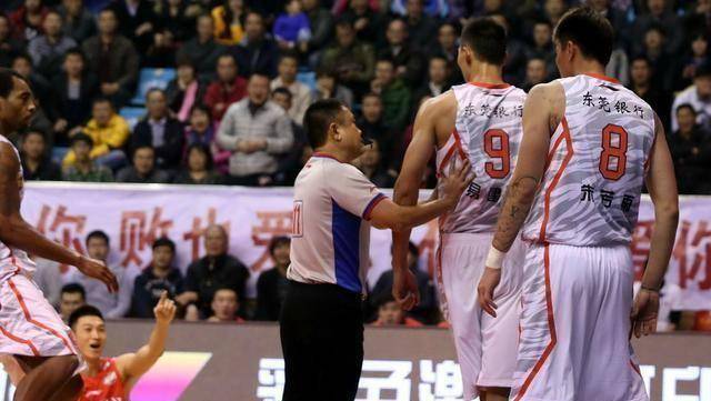 广东宏远旧将所赐双方发生火爆冲突_朱旭航_比赛_动作