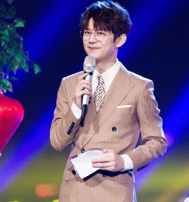 有一种不老男神叫"何炅",换上西装也是行走的衣架子!_节目_黑色_气质