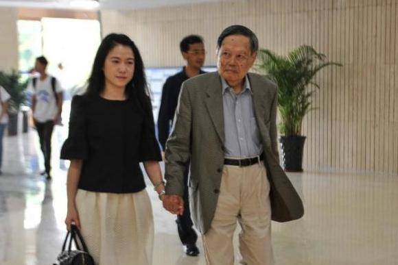 杨振宁对翁帆说：我去世后，鼓励你再婚，翁帆十三字回复让人动容-杨振宁和翁帆离婚