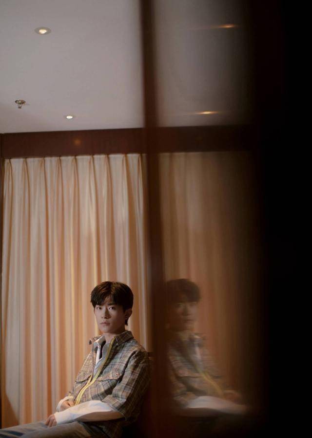 易烊千玺发布情感曲《念想》,真奇怪,你一开口我眼泪就爆掉_小北_陈念