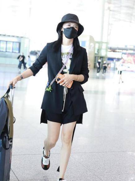 姚晨真有女强人气质,西装配超短裤扮"下衣失踪",大长腿太惹眼_黑色