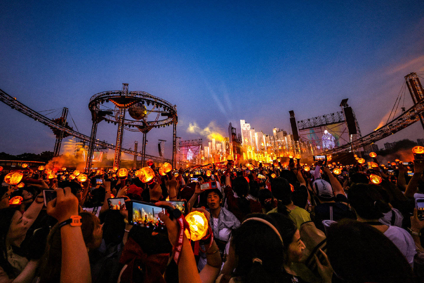 鸟巢九万座不够,线上音乐会两亿人次围观,这才是华晨宇真实人气_火星