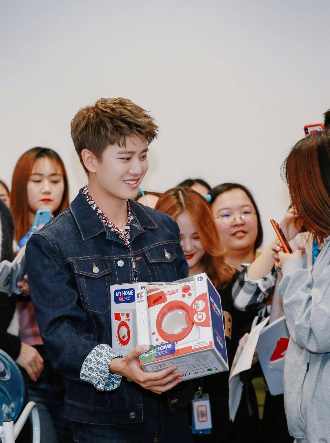 任嘉伦年纪轻轻就当爹,黄色寸头也轻松耍帅,笑起来格外暖心_整体_造型