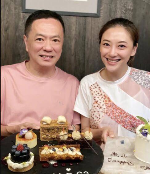 过了几天,应采儿再次晒出一组生日照,画面中的她戴着"happybirthday"