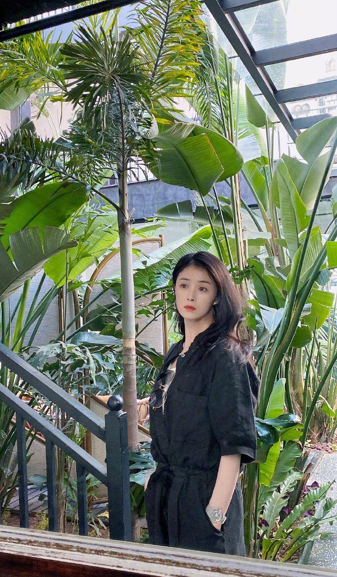 40岁蒋欣晒出游记,身材苗条瘦得像"纸人",用筷子打脸,腿超级隐蔽_魅力