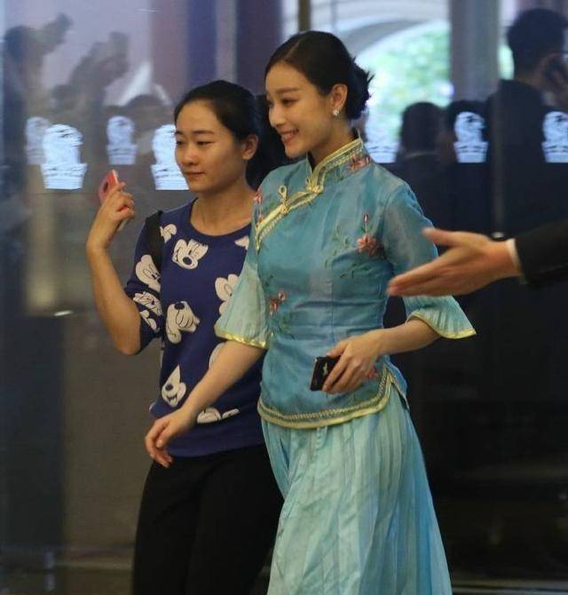 颖儿的伴娘服,baby的伴娘服,任家萱的伴娘服,都不如她的伴娘服_张靓颖