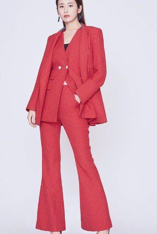 颖儿拿运动鞋配碎花裙,本以为不合适,没想到超显腿细_时尚_look_气质