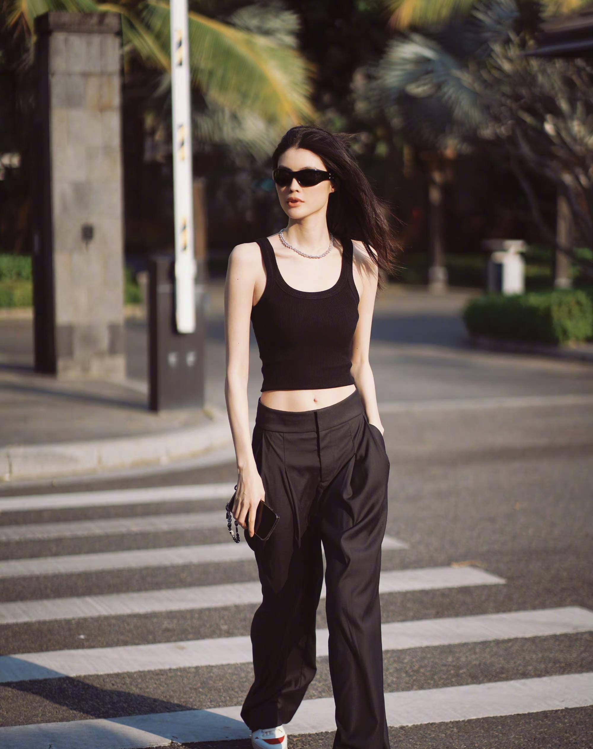 何穗的日常穿搭极其吸睛,气质又凶猛,不愧是超模_蓝色_身材_黑色