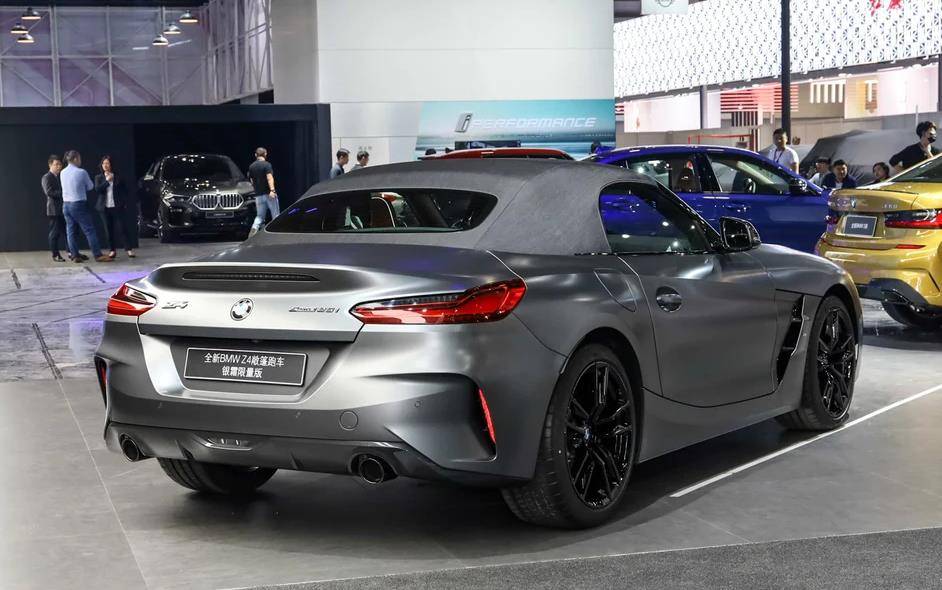 全新宝马软顶敞篷上市,银霜版更帅气,零百6.7s,纯进口53.88万