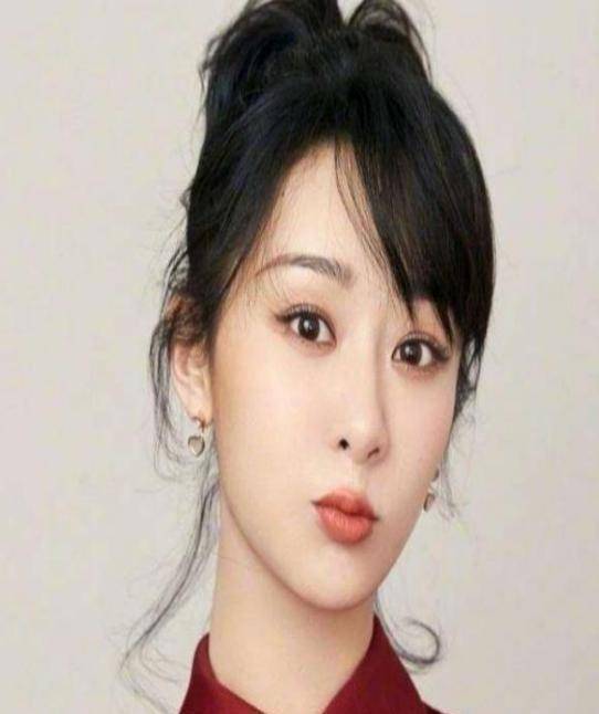 杨紫本人十分低调,也一直非常努力,终有一天会攀上顶峰的_因为_批评