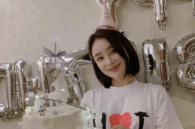 袁姗姗过生日张馨予作陪,t恤图案引热议,要官宣的节奏?