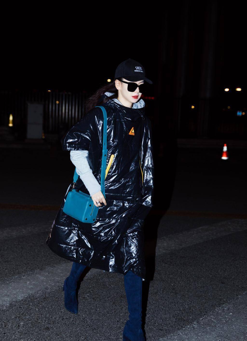 戚薇的6套羽绒服穿搭,显瘦显高不臃肿_黑色_高领_衣服