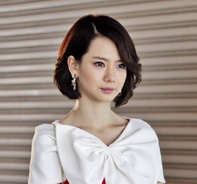 戚薇和李承铉机场现身,两人戴墨镜甜蜜有爱,女儿样貌像极小戚薇_冷漠