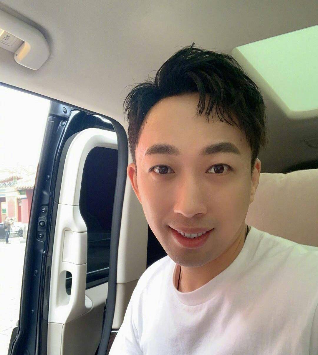 于正发博挂《演技派》导演,怒怼他消费明星,原因和朱一龙有关_节目组