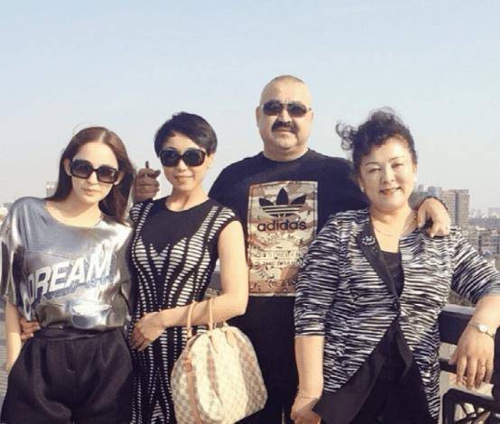 古力娜扎罕见晒全家福!