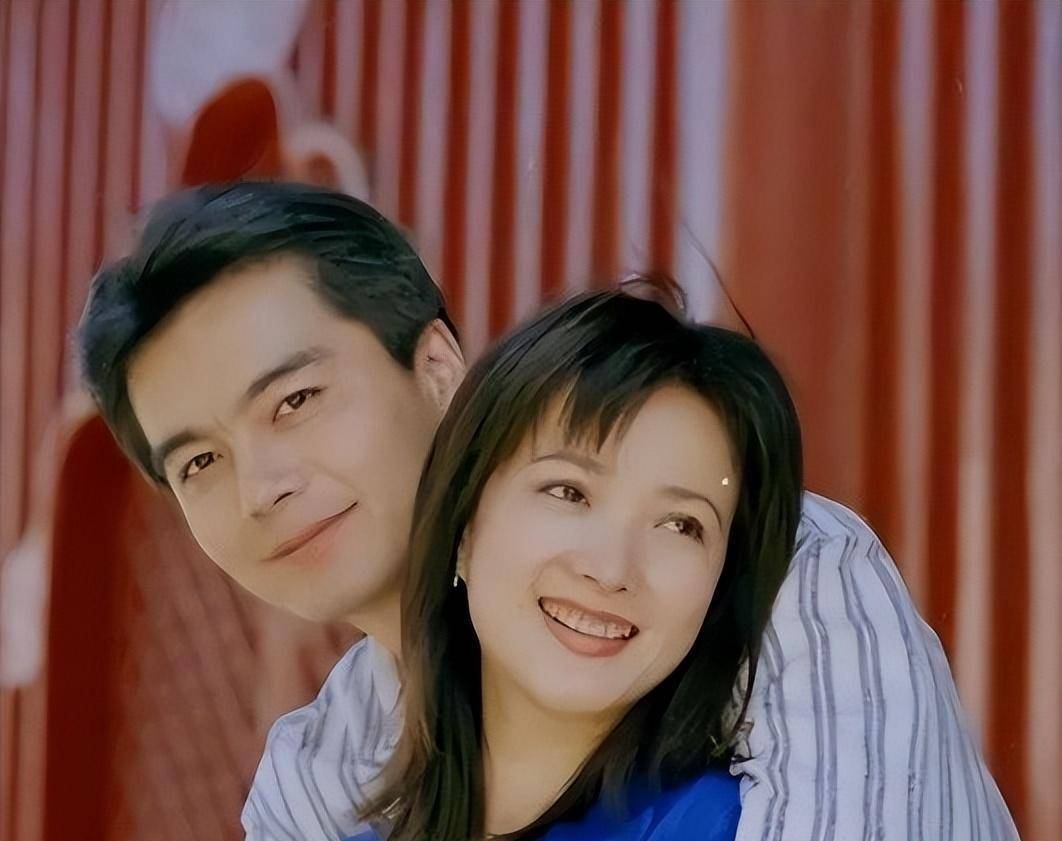 许亚军:年轻时情书用麻袋扛,4段婚姻两个儿子,妻子个个是美人_张晞