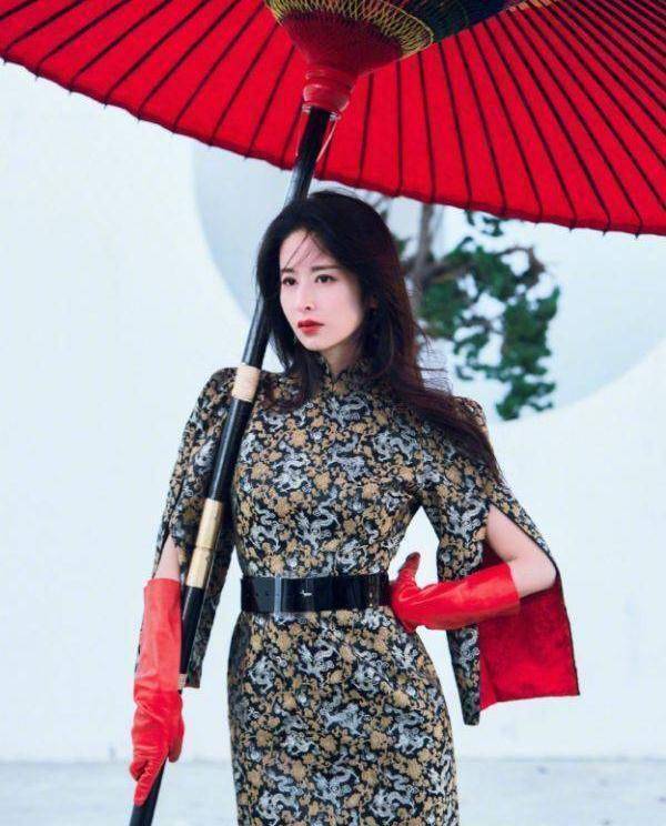 颖儿拿运动鞋配碎花裙,本以为不合适,没想到超显腿细_时尚_look_气质