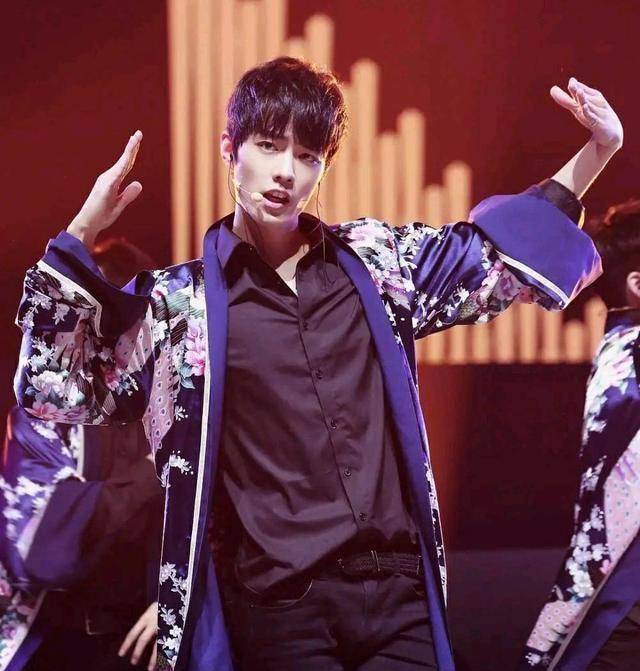 颜值被粉丝吹爆的肖战,为啥一直到25岁才出道?_鹿晗_陈情_顶流