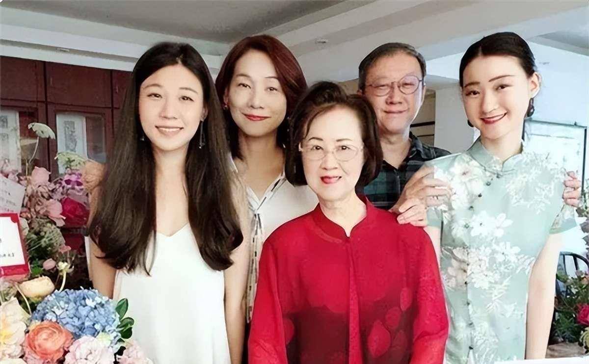 6亿元房产,遗孀琼瑶的选择令人泪目_婚姻观_家庭_爱情