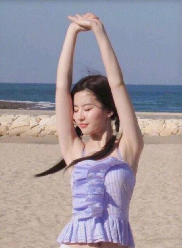 有种"土气"叫刘亦菲扎麻花辫,效果意外清纯灵动,终于高级了_背心_作品