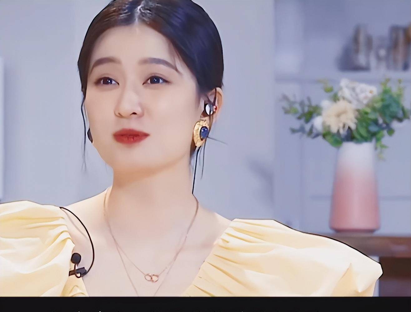 "娱圈白富美"乔欣:住3亿豪宅穿10万睡衣,家庭背景有多牛?