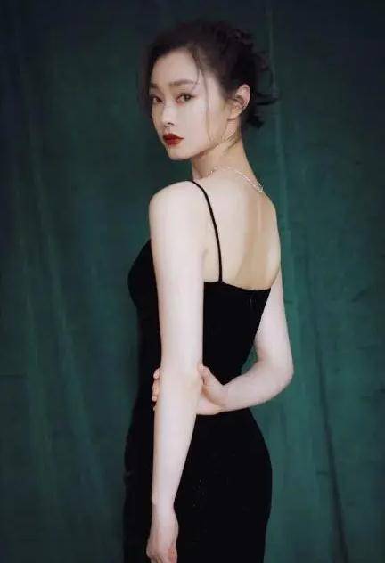 近170的身高和不过百的体重,网友们开始都以为,宋轶纤细的身材会撑不