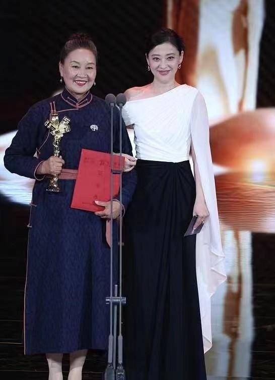 梅婷同框倪萍，两人五官气质好像啊，梅婷脸上长痘眼神强势有气场-梅婷和倪萍越来越像了
