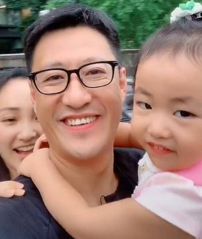 46岁于震是女儿奴!