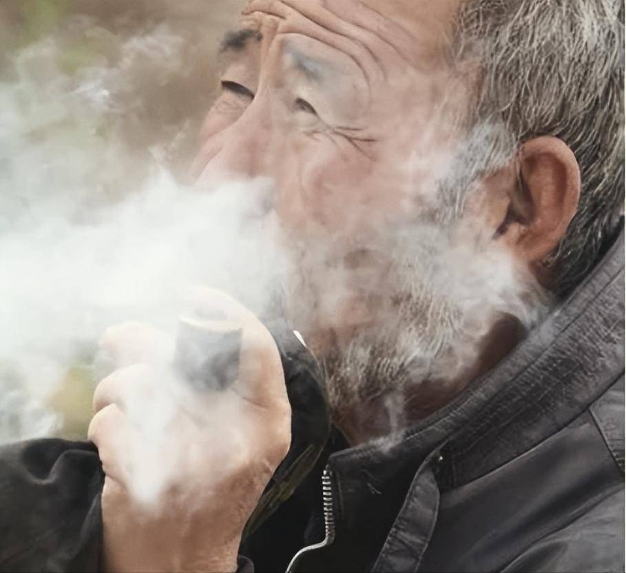 74岁老汉查出绝症,回家张罗后事,喝酒吃红烧肉,潇洒走完最后_马宏达