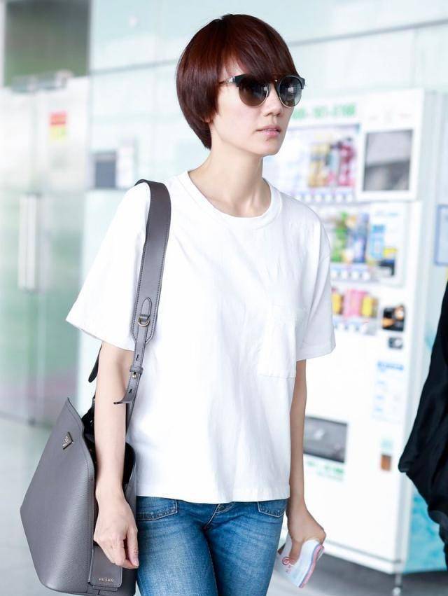袁泉素颜走机场依然很美,白t配牛仔裤基础穿搭气质干净出众_包包_活力