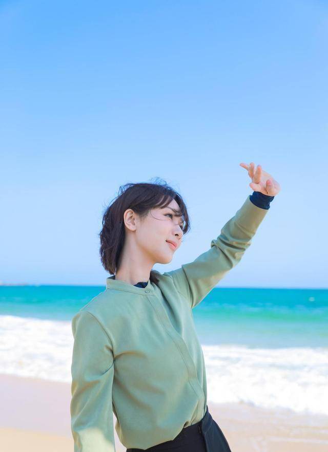 杨紫没有刘海也好美,牛仔长裙和马丁靴的映衬碰撞,复古摩登_造型_衬衣