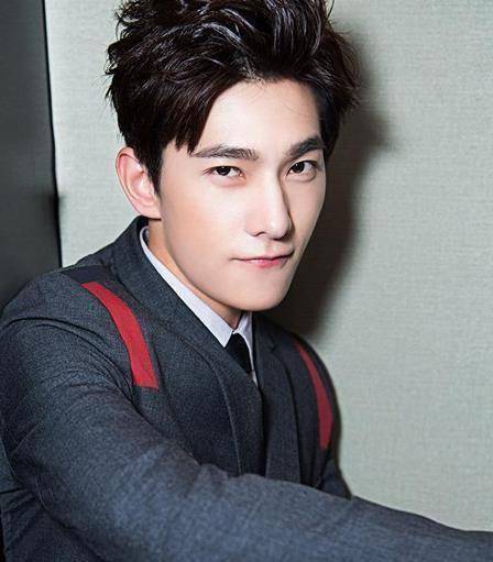 杨洋终于换对发型!