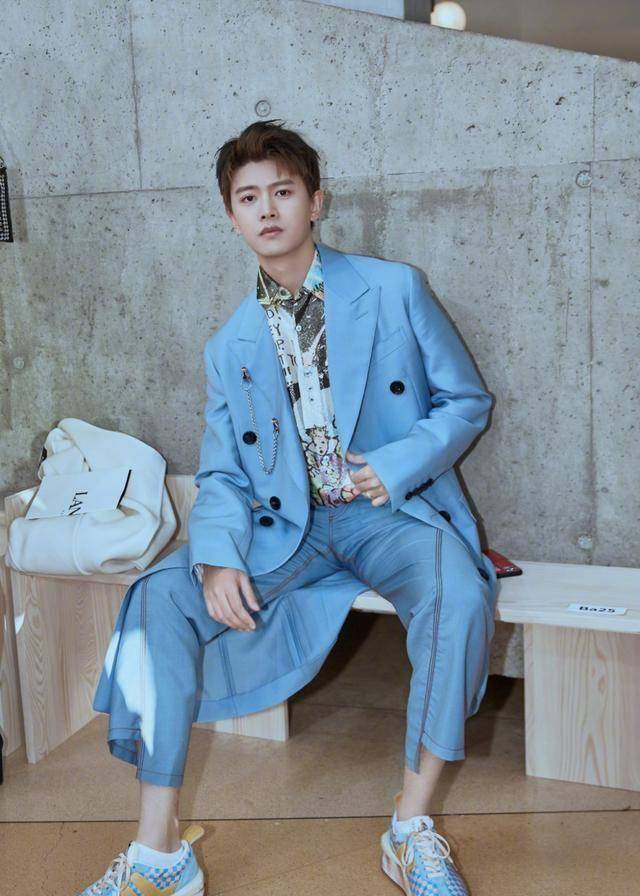 小生任嘉伦,一个帅气而又有肌肉的男艺人,女粉都喜欢_锻炼_体式_双腿