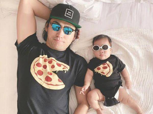 袁弘深夜晒与儿子合影,小家伙抚摸爸爸脸颊超暖心,肉脸可爱抢镜