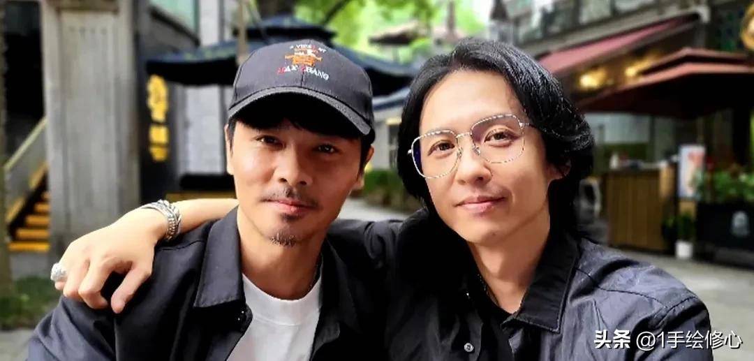 张晋携儿子与张淇聚餐,时尚造型引发网友热议_黑色_长发_蔡少芬