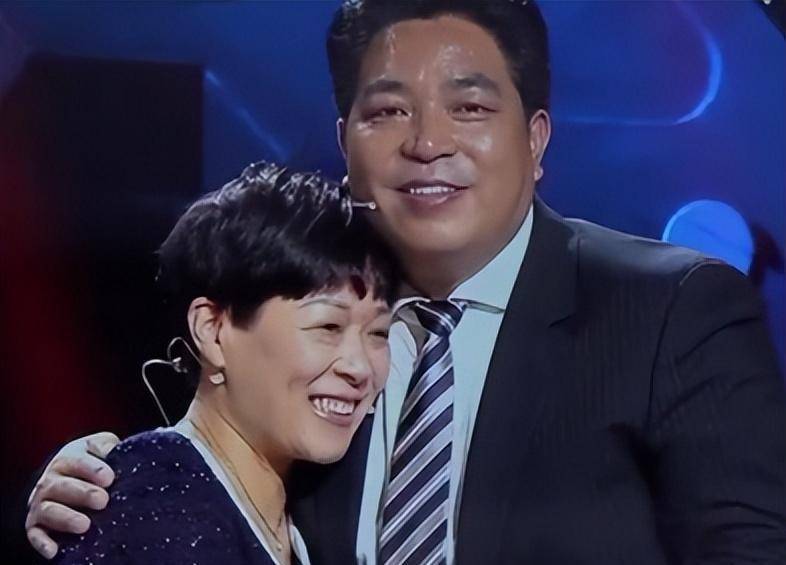何荣锋和戴杏芬后来,何荣锋听说戴杏芬家的房子坏了,主动掏出了五万元