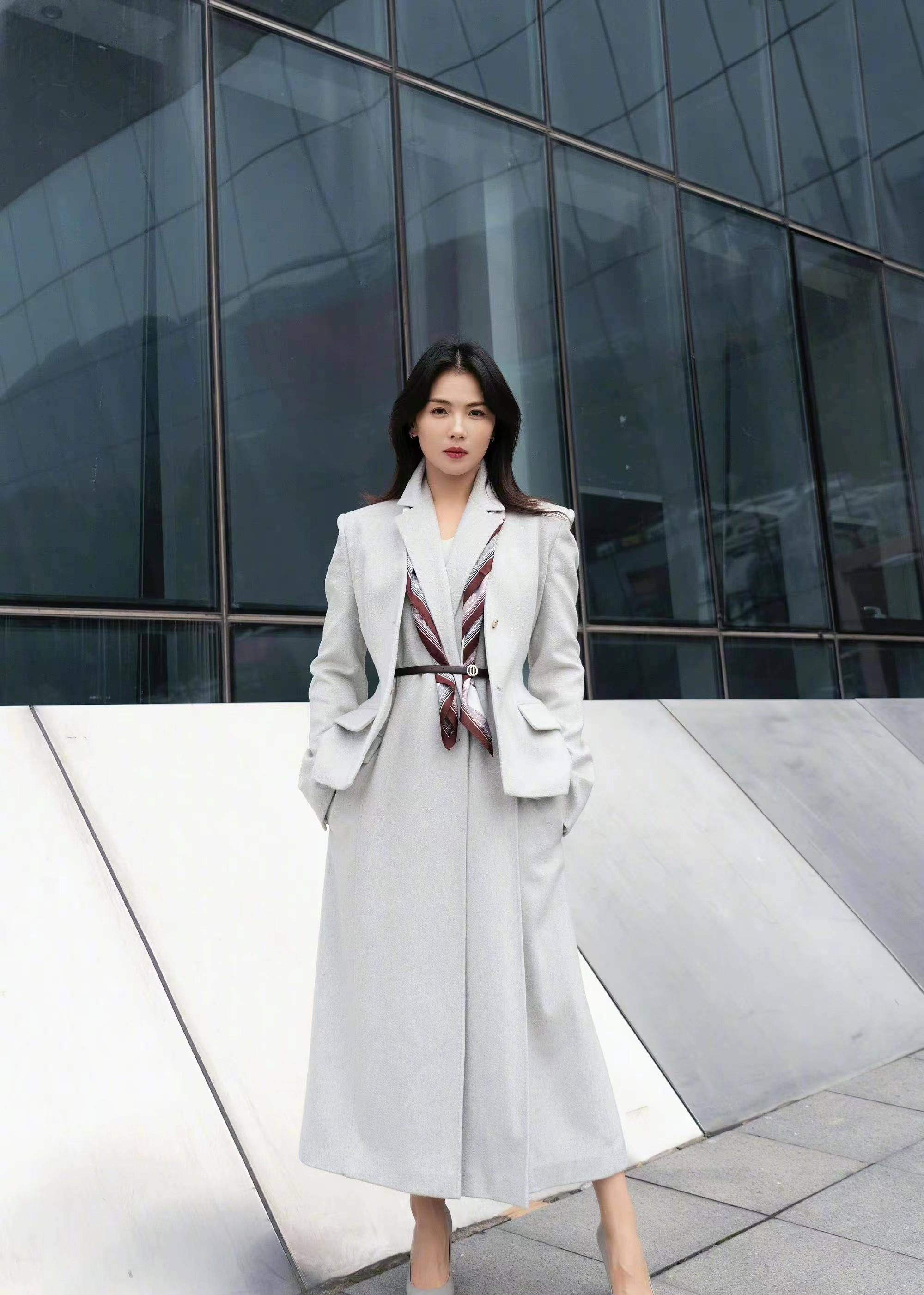 看看刘涛的中年女装,黑白工装裤代表极简,知性优雅_黑色_衣服_视觉