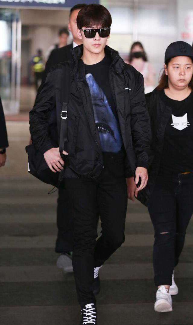 胖的外套单品来说,露出内搭又有着不一样的作用效果,杨洋这身就是选择