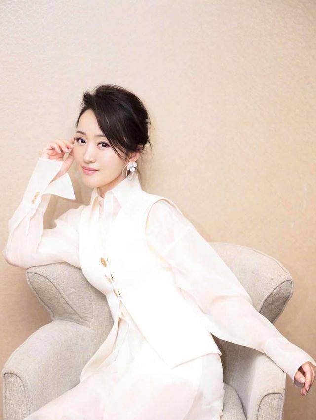 杨钰莹真是不老女神,卷发搭配连衣裙现身活动时髦减龄,魅力十足_气质