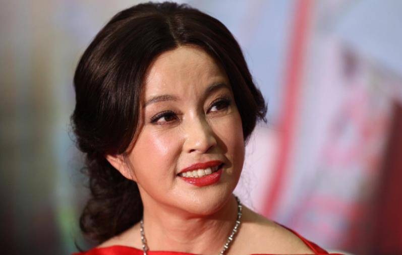 65岁刘晓庆"面具脸"太厉害,耳垂下巴都连在一起,真的没整容?