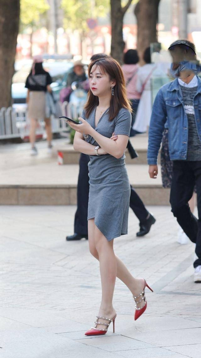 路人街拍,女子内搭选择了一件吊带的背心,清爽又时尚_气质_身材_姐姐