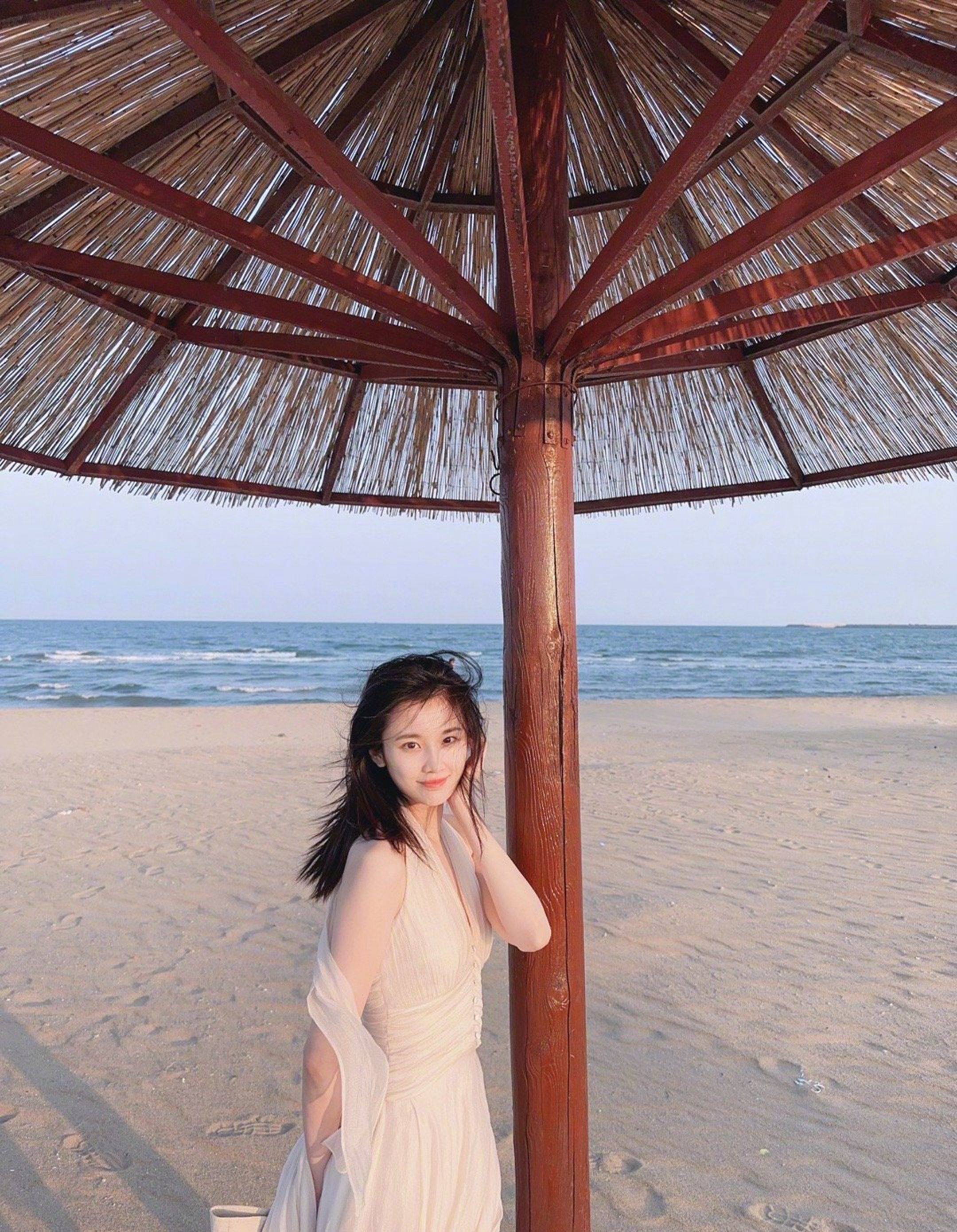 张慧雯白色连衣裙性感美背写真_网友_女神