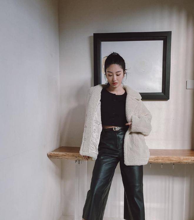 杨采钰比刘亦菲"放得开",露脐装皮裤美拍,这"蚂蚱肚"太吸睛_身材_衣品